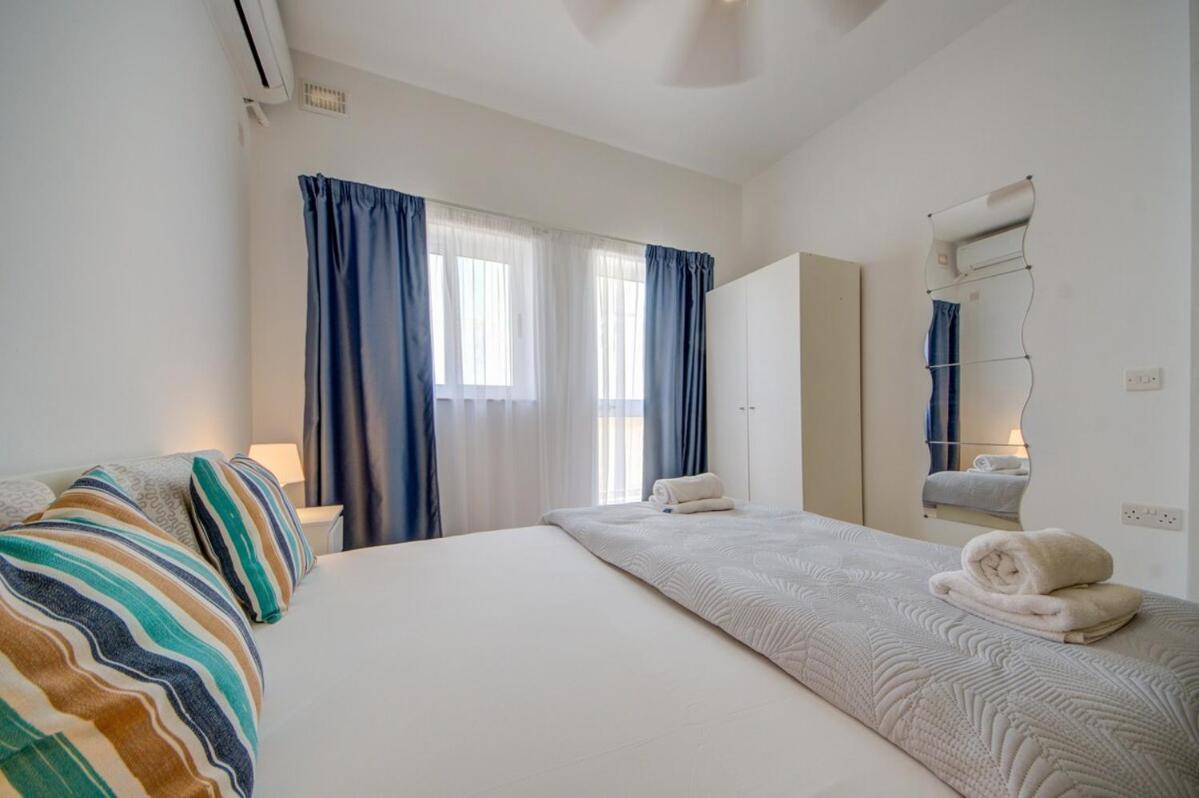 Azure Haven - Gzira Apartments And Penthouse By Shortletsmalta Δωμάτιο φωτογραφία